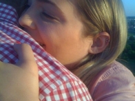 Оригинальное предложение руки и сердца на воздушном шаре.