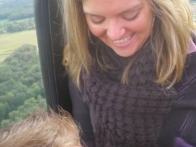 Счастливые влюбленные на воздушном шаре