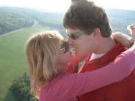 Счастливые влюбленные на воздушном шаре