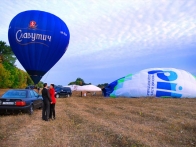 Счастливые молодожены перед полетом на воздушном шаре