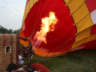 Наполнение самого большого теплового аеростата горячим воздухом