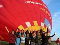 Счастливые дети с детского дома перед полетом на самом большом в Украине воздушном шаре!