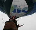 Счастливые пассажиры на воздушном шаре