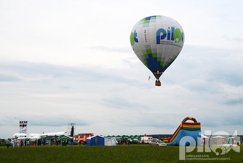Киевский клуб воздухоплавательного спорта пилот провёл показательные полёты на воздушном шаре.